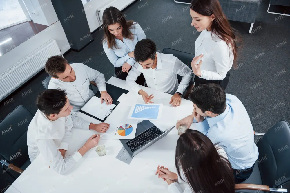 Workforce planning là chiếc cầu giữa chiến lược và nguồn lực. Kế hoạch không chỉ nói “cần bao nhiêu người” mà còn “cần kỹ năng gì, ở đâu, theo mô hình nào, với chi phí bao nhiêu”. Trong tái cấu trúc, đây là nơi HR và CFO phải đồng hành chặt chẽ.