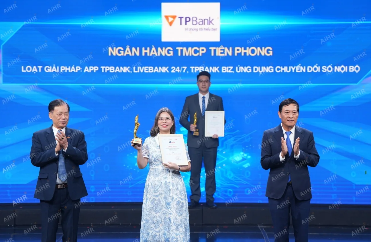 Đại diện TPBank nhận giải "Ngân hàng chuyển đổi số xuất sắc". Ảnh: TPBank